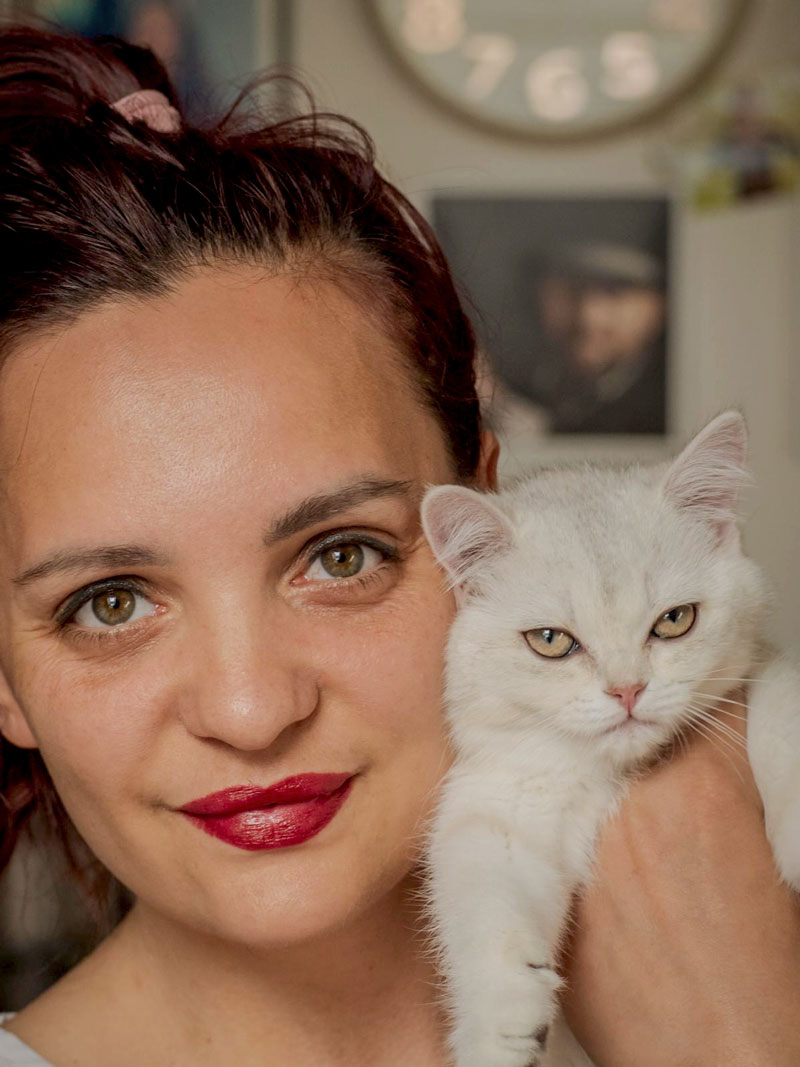 Cornelia, Züchterin der British Cattery, mit einer weißen Britisch Langhaar Katze